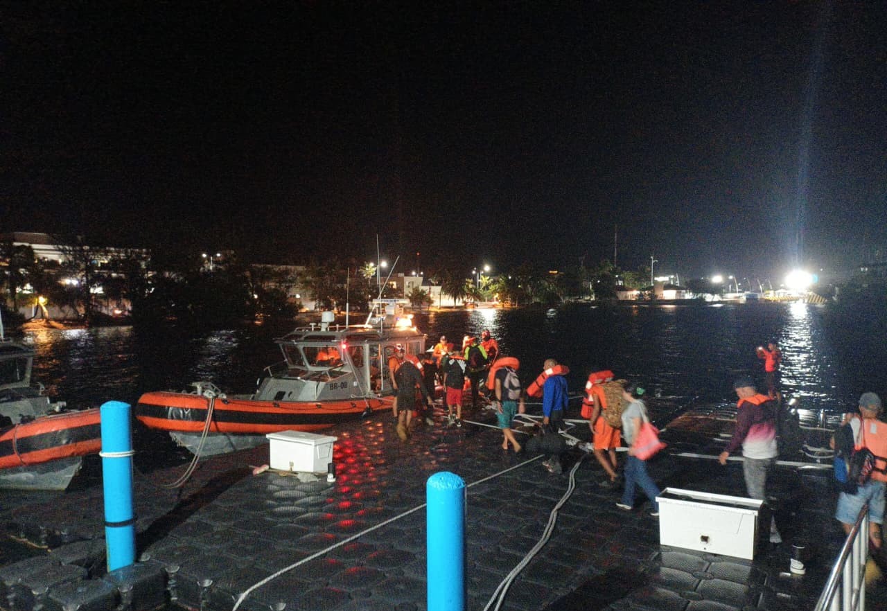 Rescatan a 12 náufragos en Isla Mujeres, entre ellos un menor