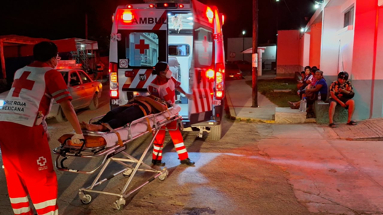 Choque entre autobús y mototaxi deja tres lesionados
