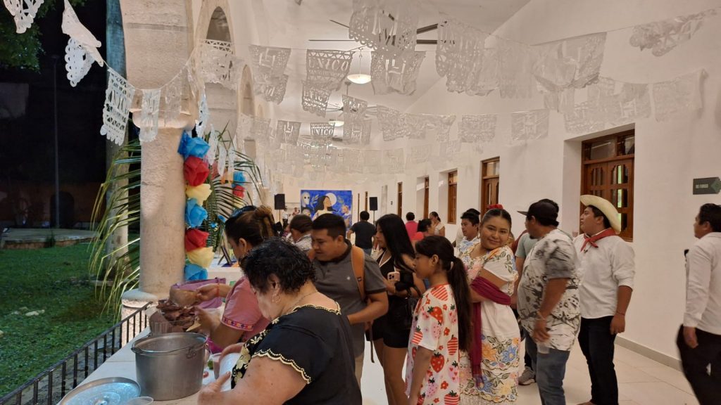 Estudiantes de Tihosuco preservan las tradiciones mayas