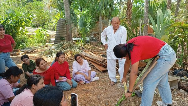 Escribano maya preserva el Día de Muertos en Tixcacal