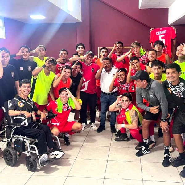 Diego Rebolledo supera barreras y triunfa en el futbol