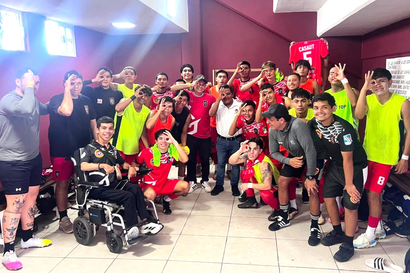 Diego Rebolledo supera barreras y triunfa en el futbol