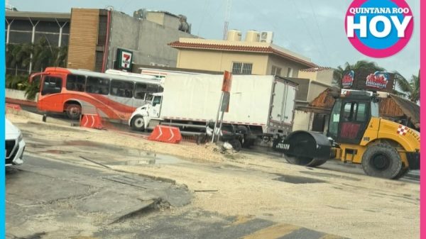 Camión en socavón genera caos vial en Zona Hotelera