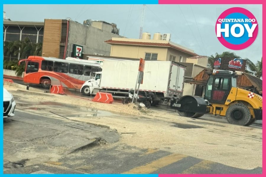 Camión en socavón genera caos vial en Zona Hotelera