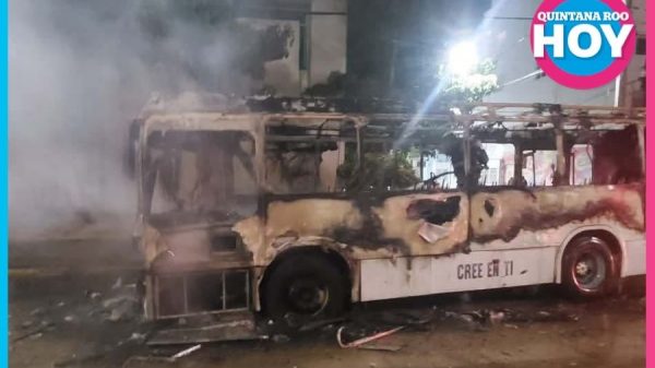 Incendio consume autobús de Autocar en el centro de Cancún