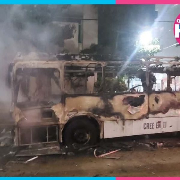 Incendio consume autobús de Autocar en el centro de Cancún