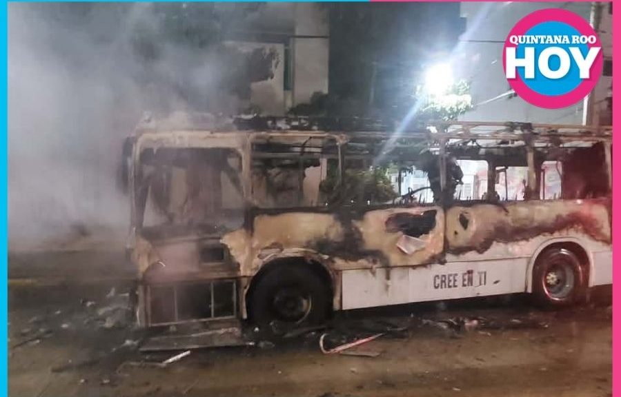 Incendio consume autobús de Autocar en el centro de Cancún