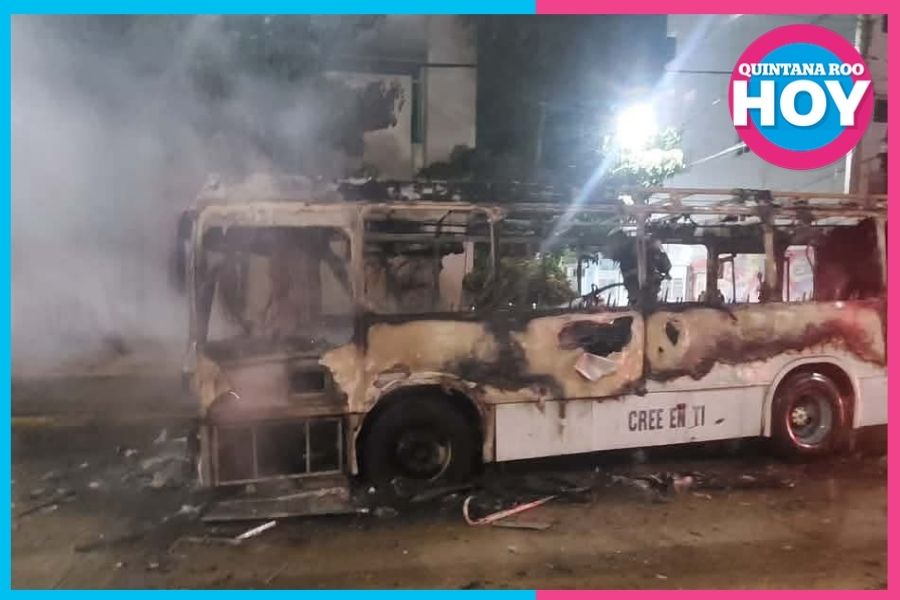 Incendio consume autobús de Autocar en el centro de Cancún