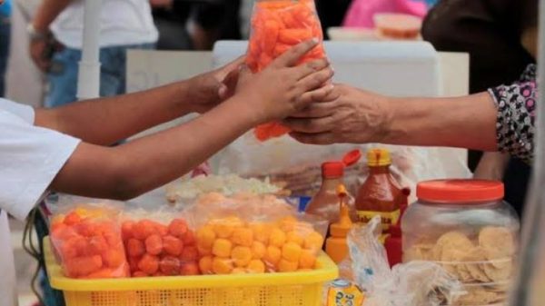 Frenan venta de comida chatarra cerca de escuelas