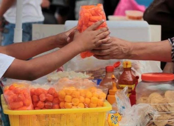 Frenan venta de comida chatarra cerca de escuelas