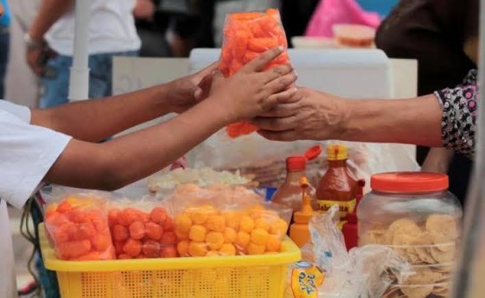 Frenan venta de comida chatarra cerca de escuelas