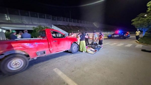 Camioneta arrolla a pareja en moto en Playa del Carmen
