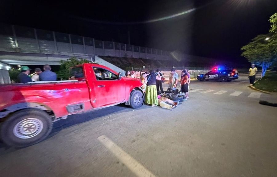Camioneta arrolla a pareja en moto en Playa del Carmen