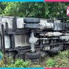 Dos vehículos vuelcan en carretera 307 por pavimento mojado