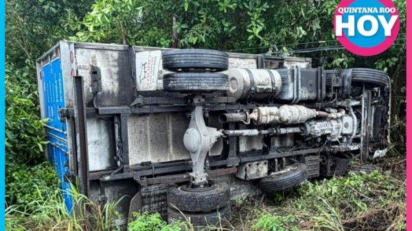 Dos vehículos vuelcan en carretera 307 por pavimento mojado