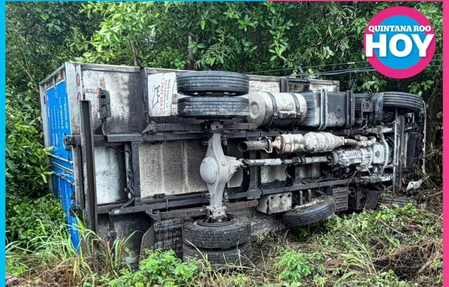 Dos vehículos vuelcan en carretera 307 por pavimento mojado