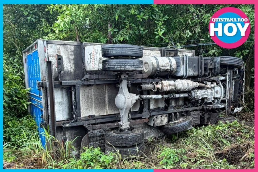 Dos vehículos vuelcan en carretera 307 por pavimento mojado