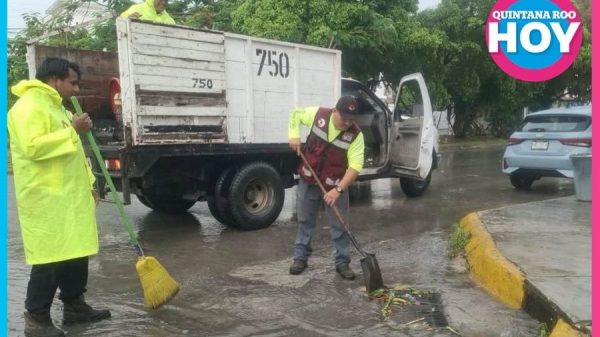 Limpieza de rejillas en Cancún ante pronóstico de lluvias