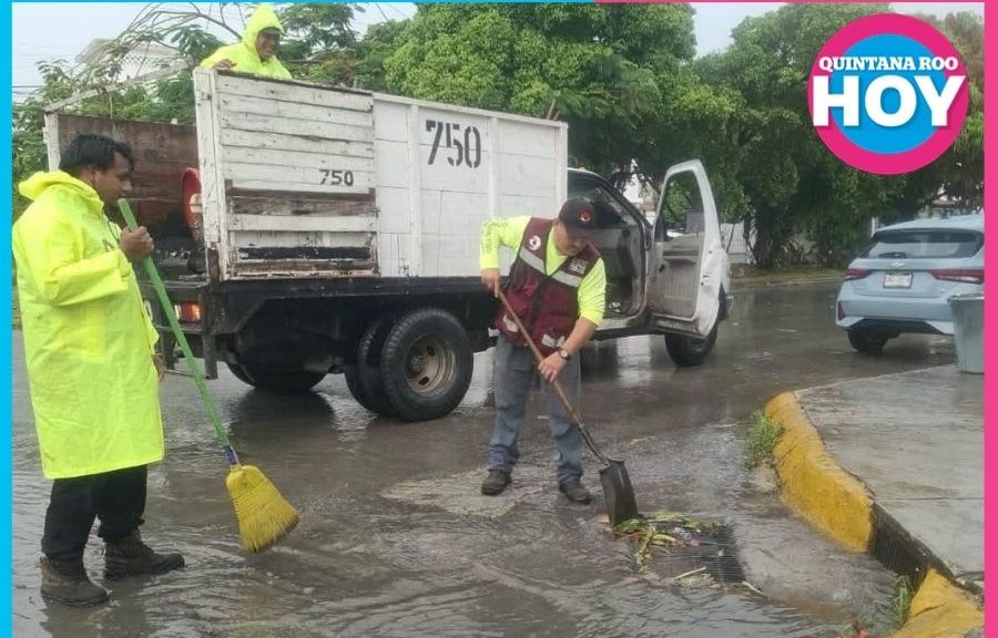 Limpieza de rejillas en Cancún ante pronóstico de lluvias