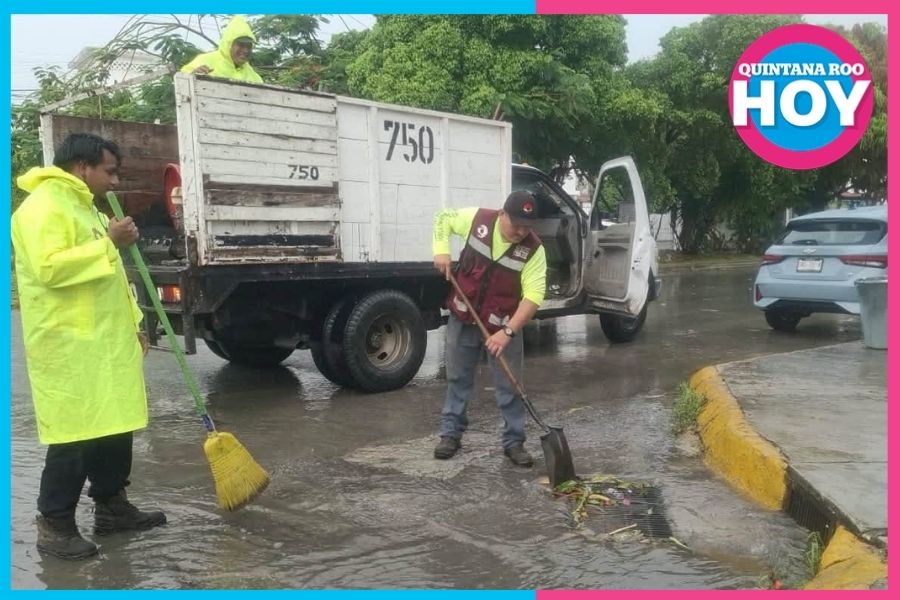 Limpieza de rejillas en Cancún ante pronóstico de lluvias