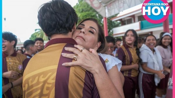 Mara Lezama inaugura domo en secundaria de Cancún