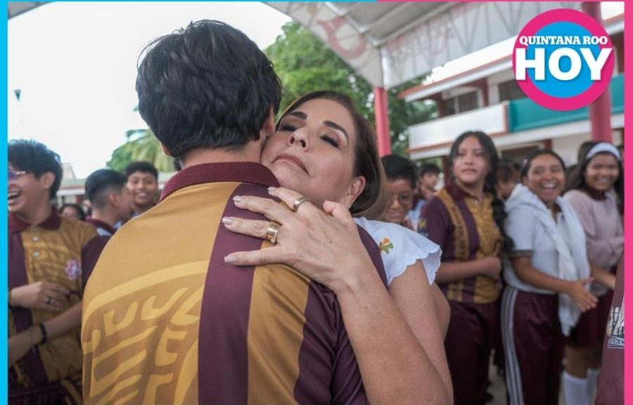 Mara Lezama inaugura domo en secundaria de Cancún