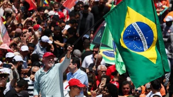 Lula y Flávio Bolsonaro cierran campañas ante balotaje en Brasil