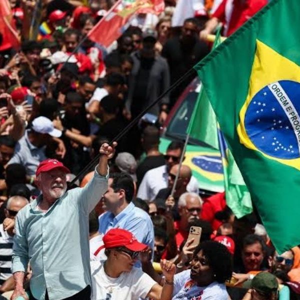 Lula y Flávio Bolsonaro cierran campañas ante balotaje en Brasil