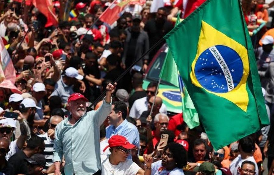 Lula y Flávio Bolsonaro cierran campañas ante balotaje en Brasil