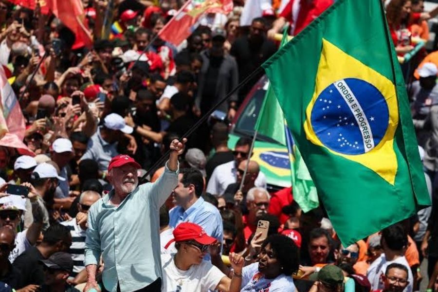 Lula y Flávio Bolsonaro cierran campañas ante balotaje en Brasil