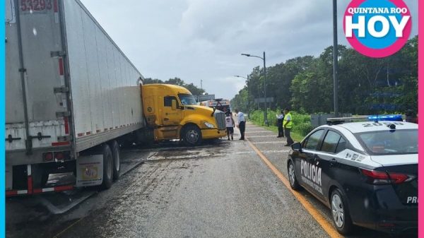 Tráiler embiste camioneta en libramiento de Felipe Carrillo Puerto