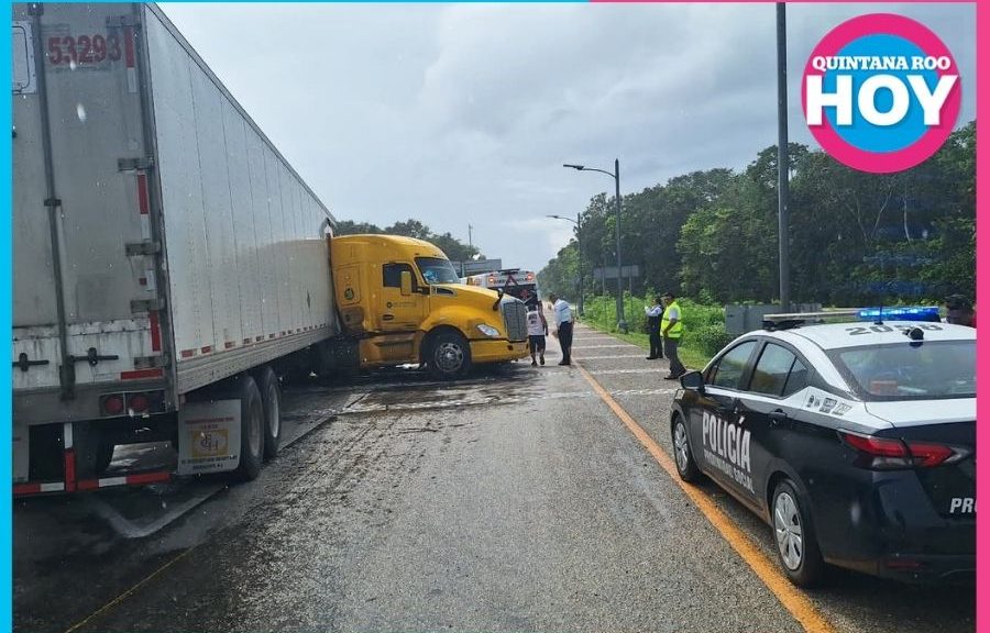 Tráiler embiste camioneta en libramiento de Felipe Carrillo Puerto