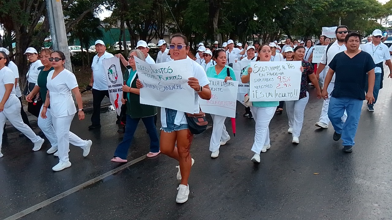 Trabajadores IMSS Cancún protestan por falta de insumos