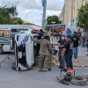 Combi choca y vuelca auto en Paseos del Mar
