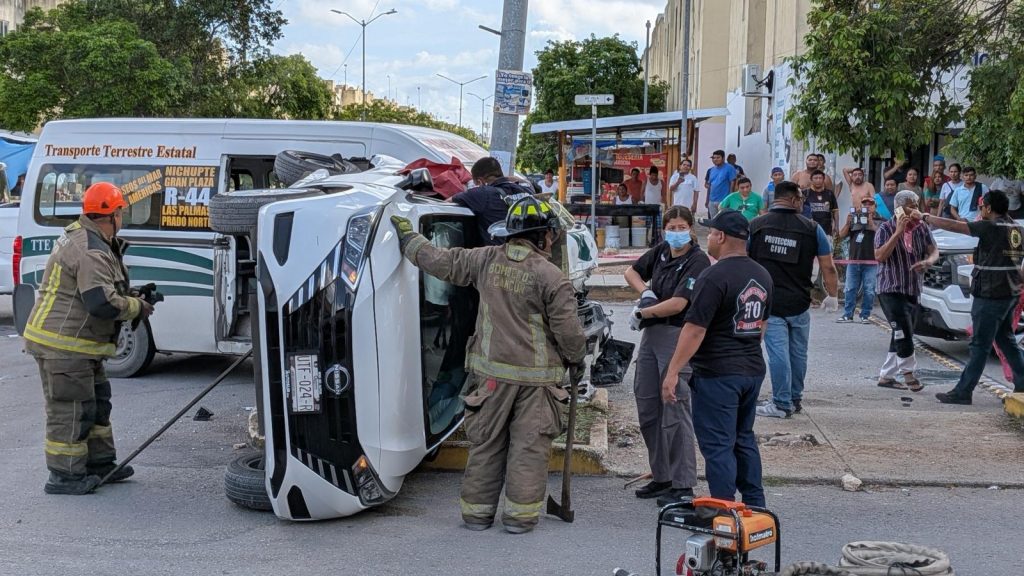 Combi choca y vuelca auto en Paseos del Mar