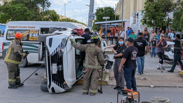 Combi choca y vuelca auto en Paseos del Mar