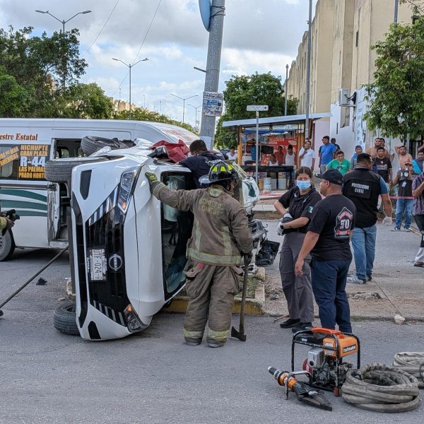 Combi choca y vuelca auto en Paseos del Mar