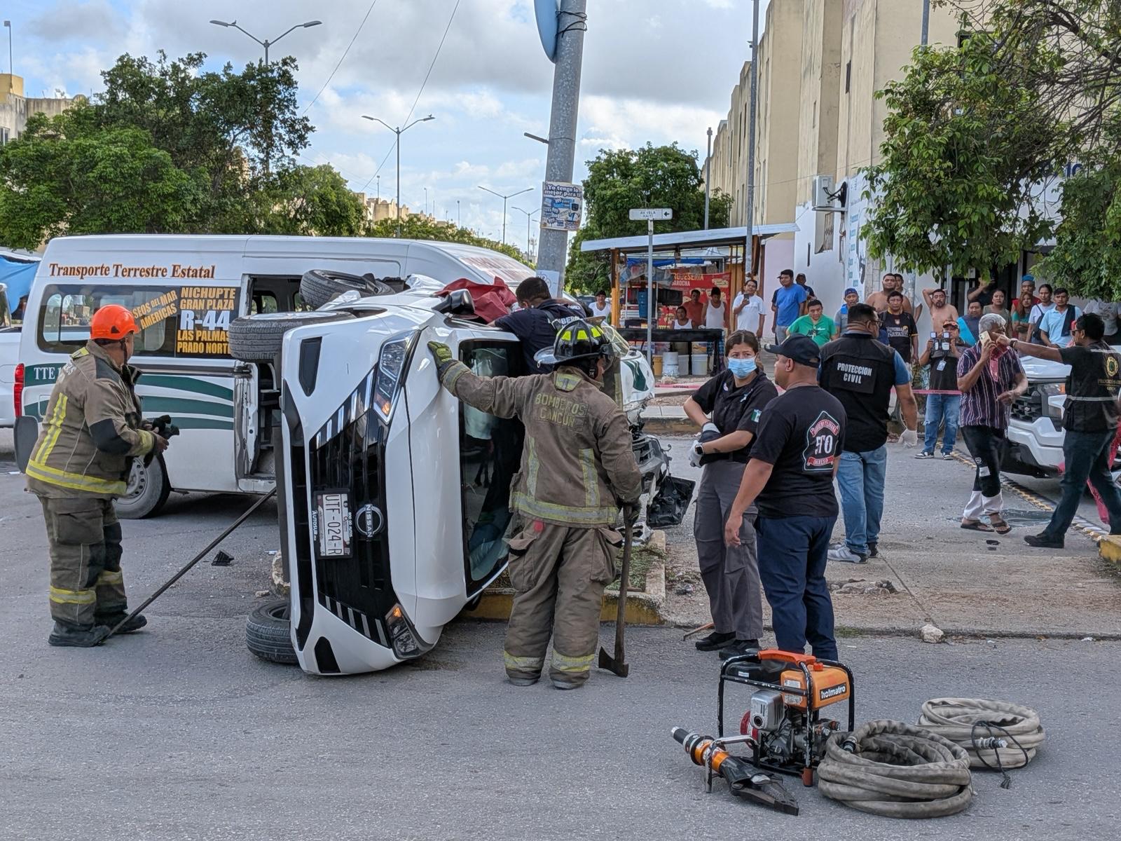 Combi choca y vuelca auto en Paseos del Mar