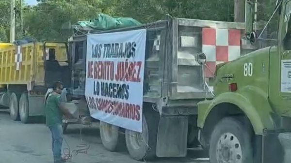 Volqueteros de Cancún protestan contra camiones piratas