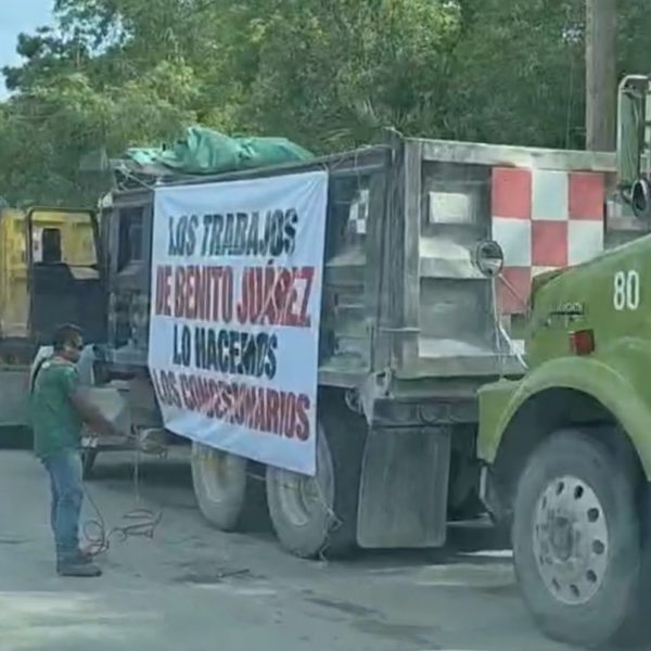 Volqueteros de Cancún protestan contra camiones piratas
