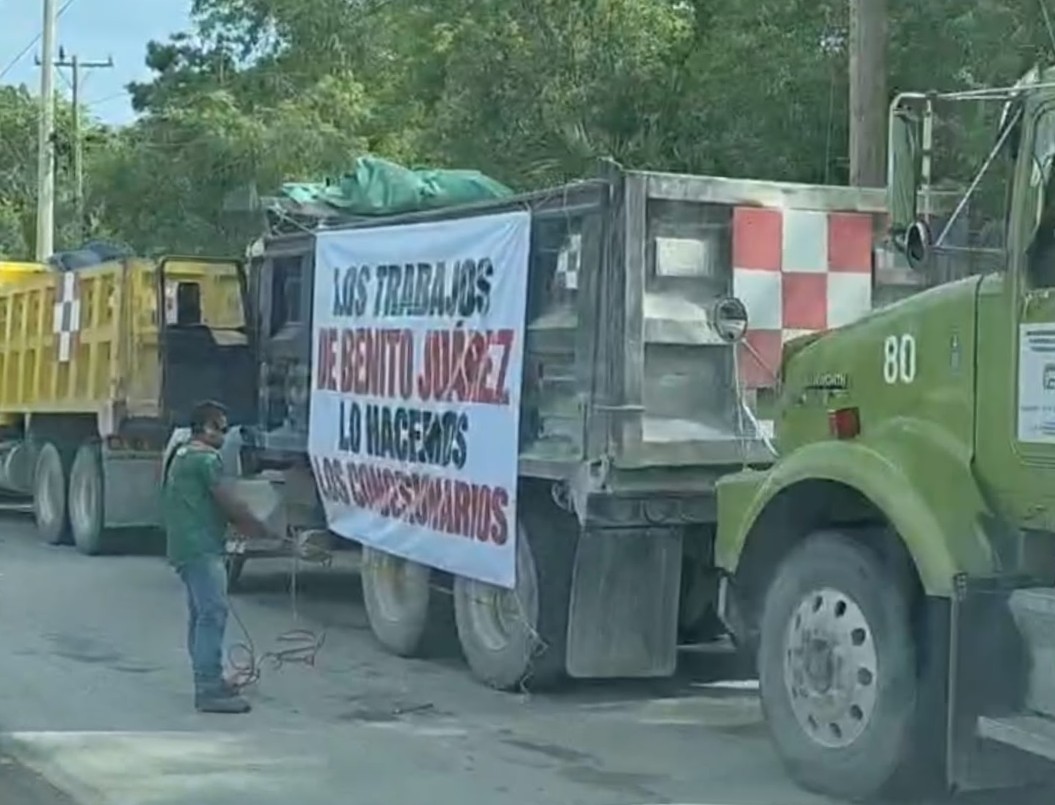 Volqueteros de Cancún protestan contra camiones piratas