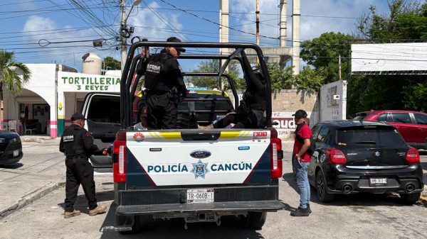 Detienen a cuatro cubanos por billetes falsos