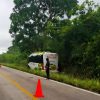 Autobús Mayab choca contra árbol en José María Morelos