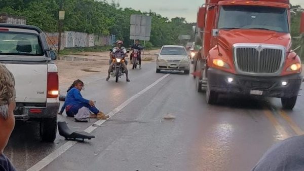 Pavimento mojado deja accidentes viales en Cancún