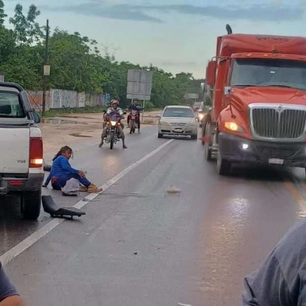 Pavimento mojado deja accidentes viales en Cancún