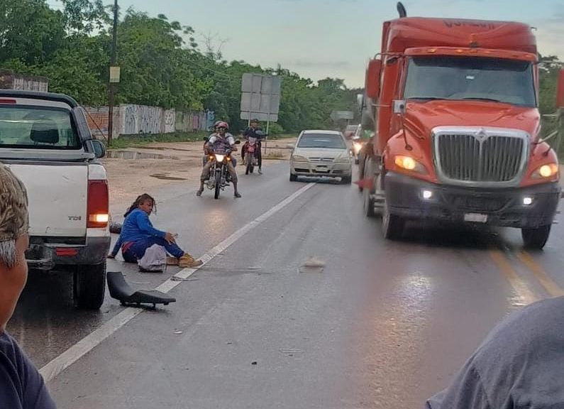 Pavimento mojado deja accidentes viales en Cancún