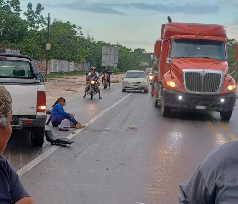 Pavimento mojado deja accidentes viales en Cancún