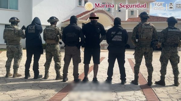 Detienen en Cancún a presunto líder criminal; aseguran armas y droga