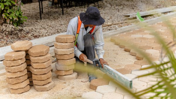 Banquetas y guarniciones de La Veleta avanzan 60%
