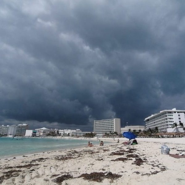 Calor y lluvias marcarán este domingo en Cancún